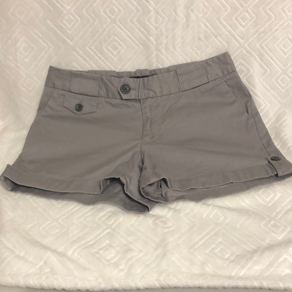 Super cute Banana Republic grey shorts with pockets everywhere!